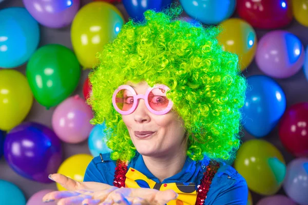 パーティークラブでカーニバルや新年を祝う緑のかつらで美しい幸せな若い女性 — ストック写真