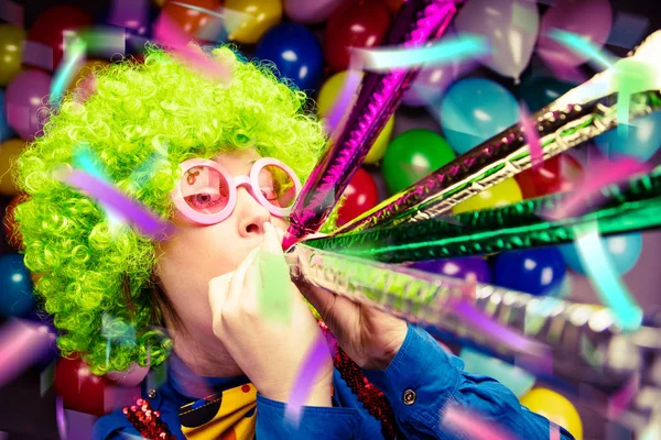 Bela Jovem Feliz Peruca Verde Celebrando Carnaval Ano Novo Clube — Fotografia de Stock