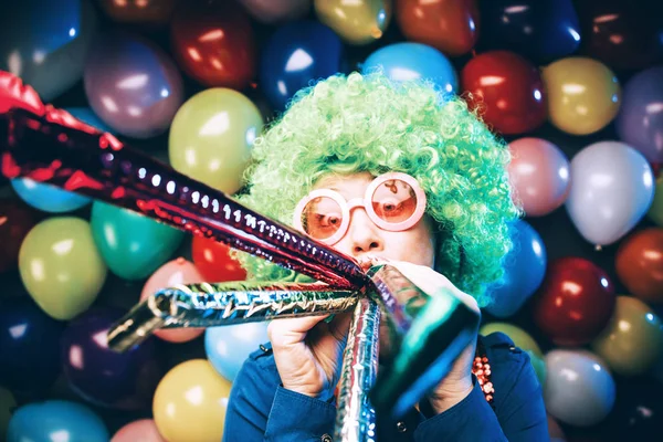 Jovem Engraçada Peruca Verde Óculos Posando Contra Fundo Colorido Balão — Fotografia de Stock