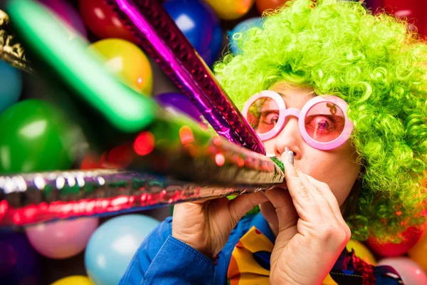 Grappige Jonge Vrouw Groene Pruik Poseren Tegen Kleurrijke Partij Ballon — Stockfoto