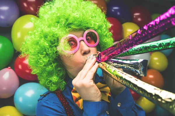 Engraçado Jovem Mulher Verde Peruca Posando Contra Colorido Festa Balão — Fotografia de Stock