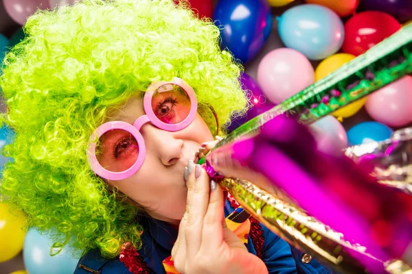 Engraçado Jovem Mulher Verde Peruca Posando Contra Colorido Festa Balão — Fotografia de Stock