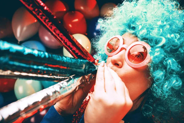 Engraçado Jovem Mulher Azul Peruca Posando Contra Colorido Festa Balão — Fotografia de Stock