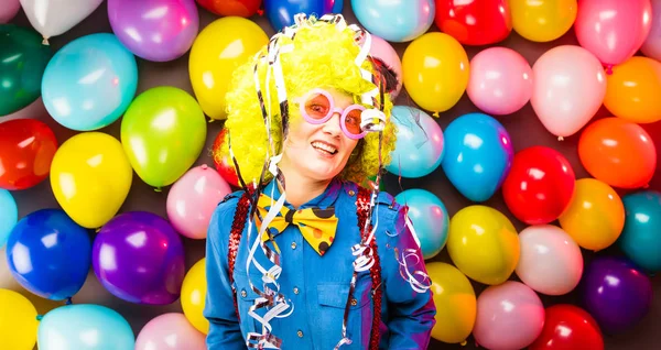 Engraçado Jovem Mulher Amarelo Peruca Posando Contra Colorido Festa Balão — Fotografia de Stock