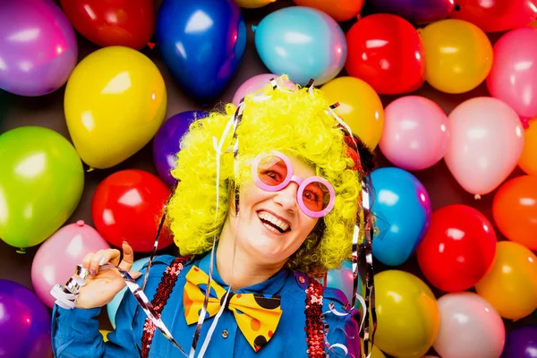 Engraçado Jovem Mulher Amarelo Peruca Posando Contra Colorido Festa Balão — Fotografia de Stock