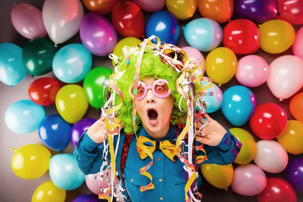 Αστεία Νεαρή Γυναίκα Στην Πράσινη Περούκα Ποζάρει Δεκάδες Μπαλόνια Φόντο — Φωτογραφία Αρχείου