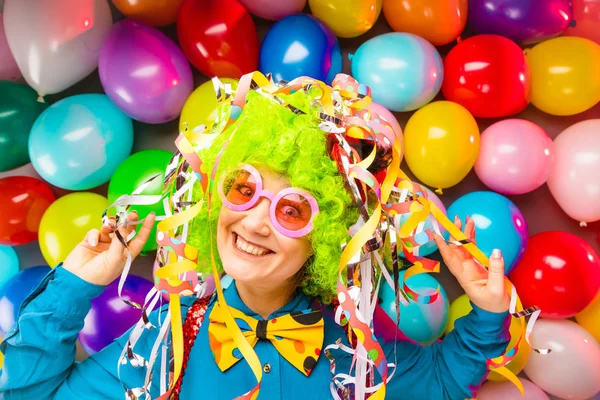 Engraçado Jovem Mulher Verde Peruca Posando Contra Colorido Festa Balão — Fotografia de Stock