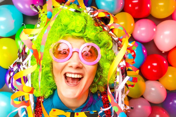 Engraçado Jovem Mulher Verde Peruca Posando Contra Colorido Festa Balão — Fotografia de Stock