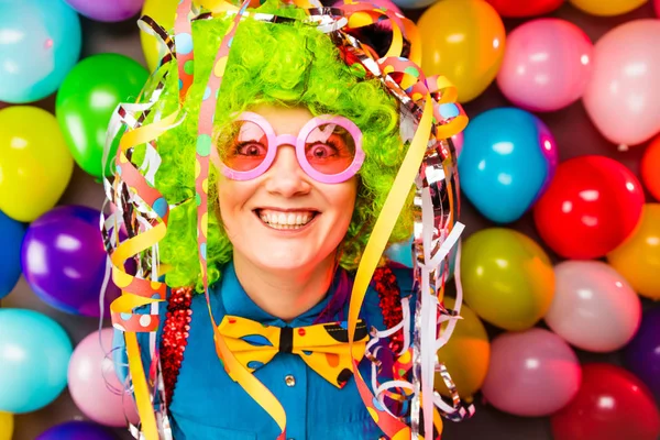 Engraçado Jovem Mulher Verde Peruca Posando Contra Colorido Festa Balão — Fotografia de Stock