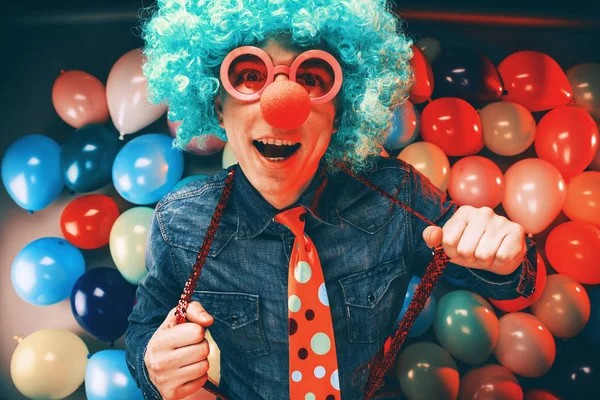 Joven Hombre Peluca Azul Posando Sobre Colorido Partido Globo Fondo —  Fotos de Stock