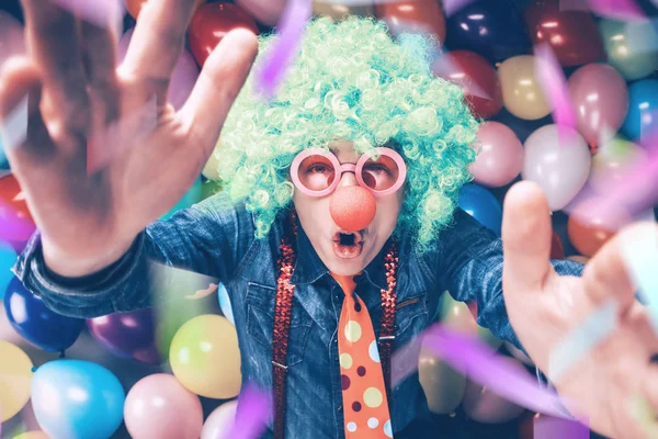 Joven Hombre Peluca Azul Posando Sobre Colorido Partido Globo Fondo — Foto de Stock