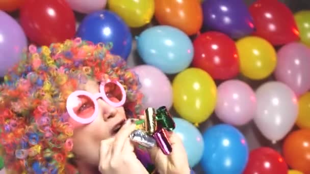 Bella Giovane Donna Felice Che Celebra Carnevale Capodanno Nel Club — Video Stock