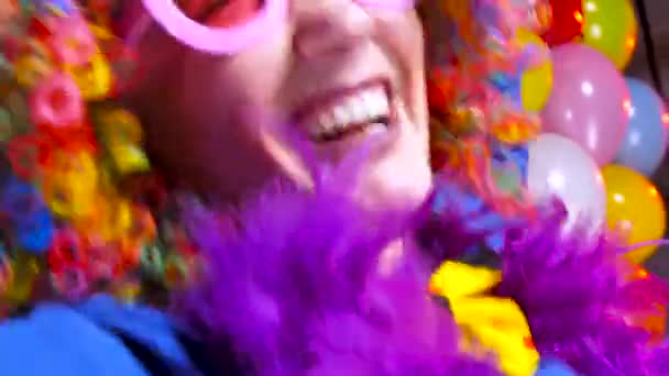Όμορφη Χαρούμενη Νέα Γυναίκα Γιορτάζει Καρναβάλι Πρωτοχρονιά Στο Party Club — Αρχείο Βίντεο