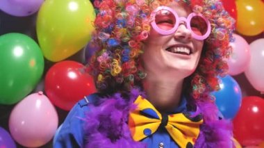 güzel mutlu genç kadın parti kulübünde karnaval veya Yeni Yıl kutluyor