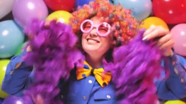 güzel mutlu genç kadın parti kulübünde karnaval veya Yeni Yıl kutluyor