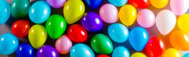 Balonlar düzinelerce ile renkli parti balon arka plan