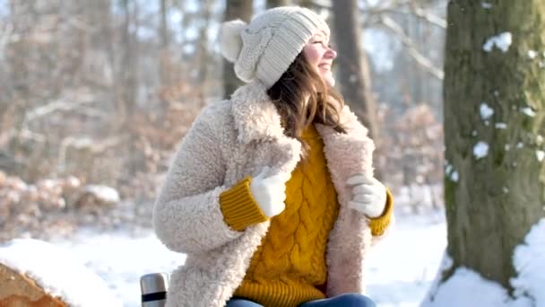 Hermosa Mujer Joven Feliz Riendo Disfrutando Nieve Mientras Sienta Parque — Vídeos de Stock