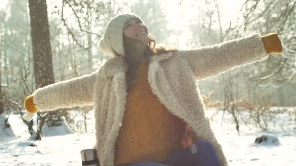 Όμορφη Νεαρή Ευτυχισμένη Γυναίκα Γελώντας Και Απολαμβάνοντας Χιόνι Ενώ Κάθεται — Αρχείο Βίντεο