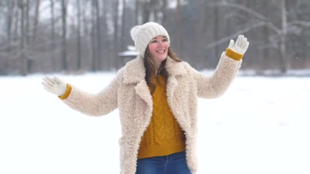 Όμορφη Νεαρή Ευτυχισμένη Γυναίκα Περπάτημα Πηδώντας Και Γέλιο Στο Χειμερινό — Αρχείο Βίντεο