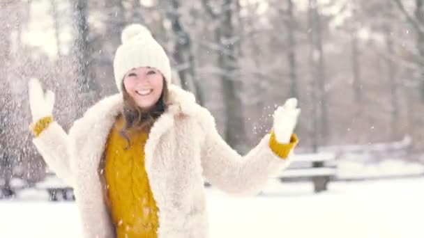 Mooie Gelukkig Jonge Vrouw Het Gooien Van Sneeuw Plezier Winter — Stockvideo