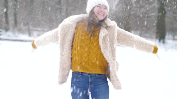 美丽快乐的年轻女子扔雪 并在冬季公园的乐趣 — 图库视频影像