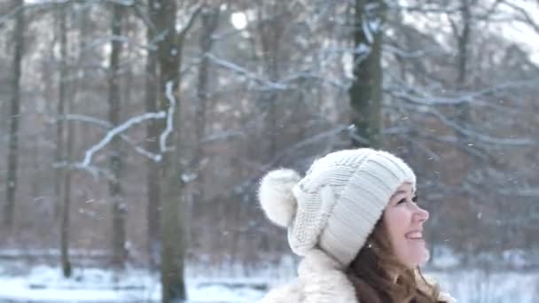 Bella Giovane Donna Felice Divertirsi Ridere Nel Parco Invernale — Video Stock