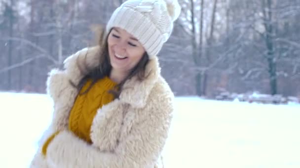 美丽快乐的年轻女子在冬天的森林里行走和跳跃 — 图库视频影像