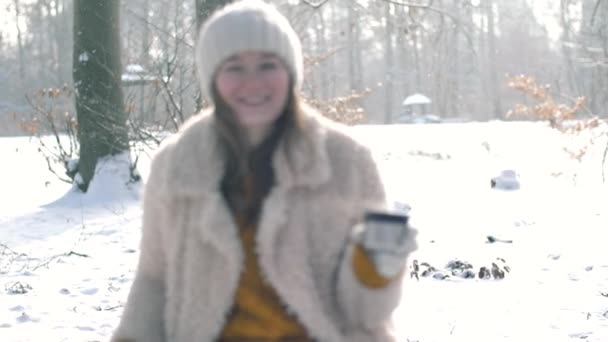 Toma Mano Hermosa Mujer Joven Feliz Sosteniendo Termos Con Bebida — Vídeo de stock
