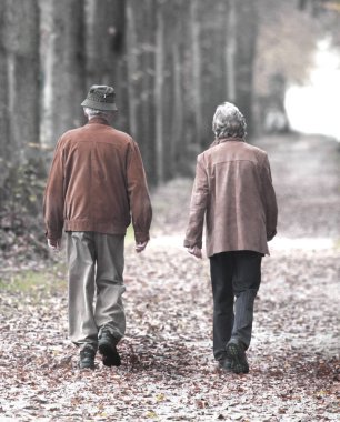 Sonbahar gününde Park'ta yürüyordunuz yaşlı çift