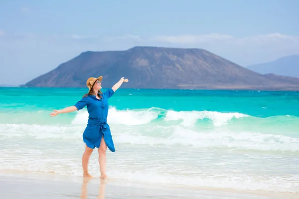 Mujer Feliz Viajero Vestido Azul Disfrutando Sus Vacaciones Playa Tropical —  Fotos de Stock