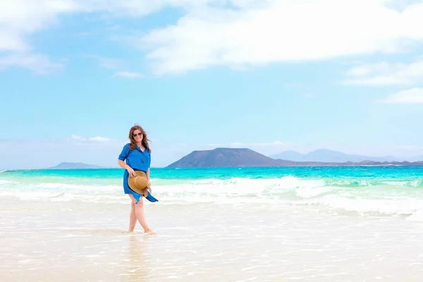 Mujer Feliz Viajero Vestido Azul Disfrutando Sus Vacaciones Playa Tropical —  Fotos de Stock