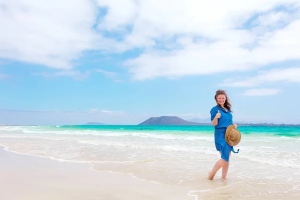 Mujer Feliz Viajero Vestido Azul Disfrutando Sus Vacaciones Playa Tropical —  Fotos de Stock