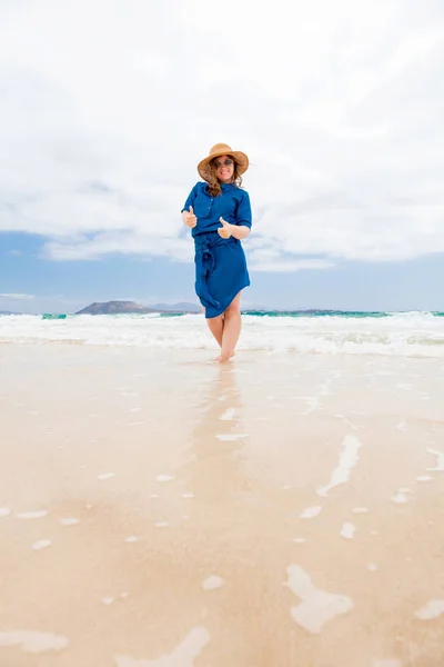 Gelukkige Vrouw Reiziger Blauwe Jurk Genieten Van Haar Vakantie Tropisch — Stockfoto