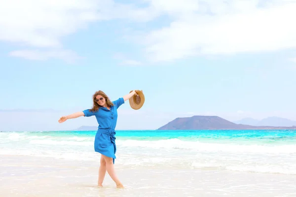Mujer Feliz Viajero Vestido Azul Disfrutando Sus Vacaciones Playa Tropical — Foto de Stock