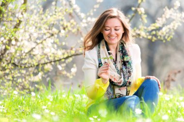 güneşli bahar gün boyunca açık poz güzel genç kadın