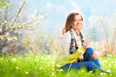 güneşli bahar gün boyunca açık poz güzel genç kadın