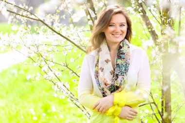 güneşli bahar gün boyunca açık poz güzel genç kadın