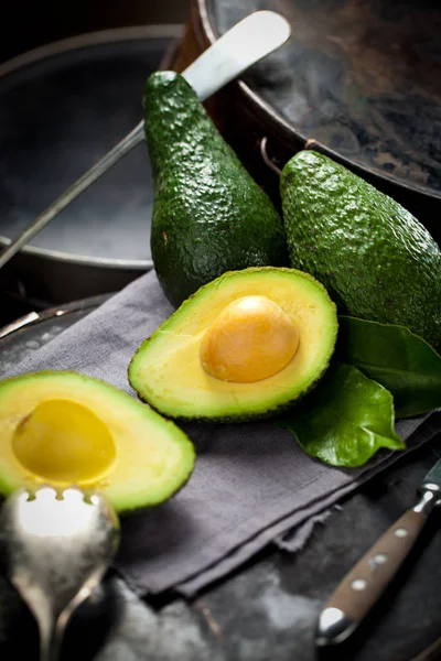 Groene Avocado Een Donkere Houten Achtergrond — Stockfoto