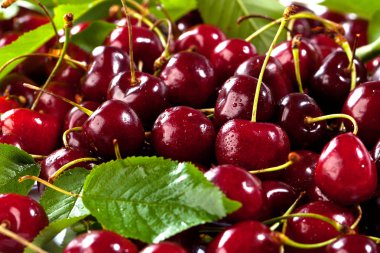 Kiraz su damlaları ile görünümünü kapatın. Makro arka plan.