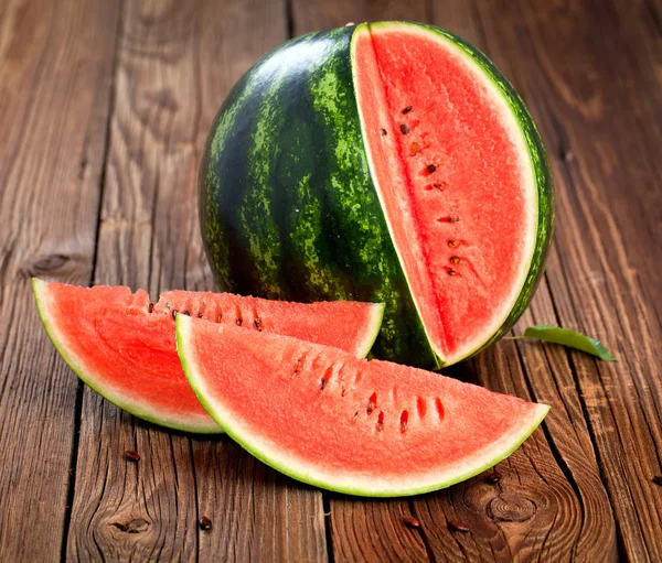 Frische Reife Wassermelone Auf Holzgrund — Stockfoto