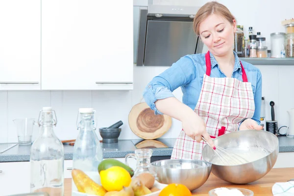 Aantrekkelijke Jonge Vrouw Schort Voorbereiding Van Deeg Keuken — Stockfoto