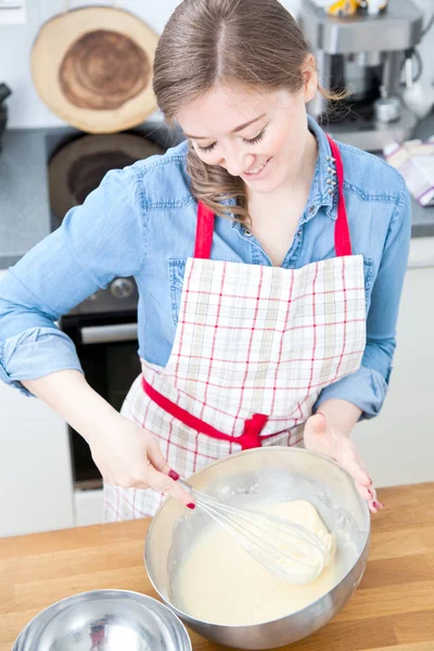 Mooie Lachende Jonge Vrouw Schort Voorbereiding Van Deeg Keuken — Stockfoto