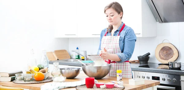 Mooie Jonge Vrouw Schort Voorbereiding Van Deeg Keuken — Stockfoto