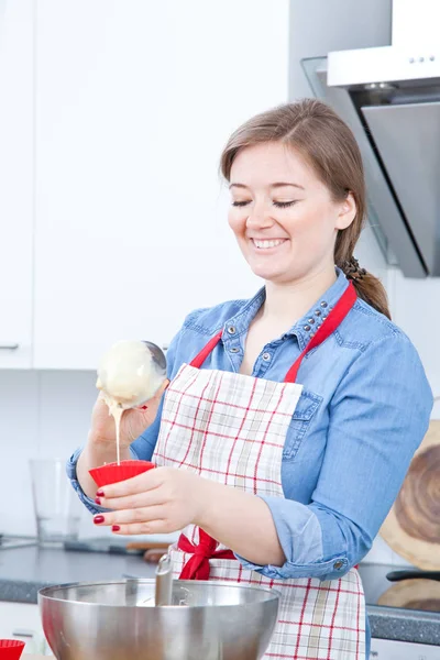 Glimlachend Jonge Vrouw Schort Voorbereiding Van Heerlijke Cupcakes Keuken — Stockfoto