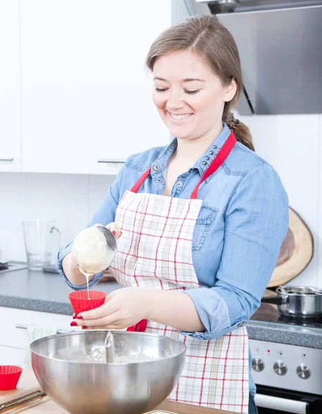 Glimlachend Jonge Vrouw Schort Voorbereiding Van Heerlijke Cupcakes Keuken — Stockfoto