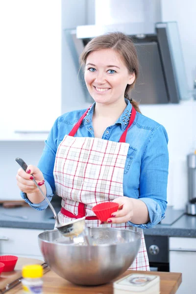 Alegre Joven Delantal Sosteniendo Cucharón Sonriendo Cámara Cocina —  Fotos de Stock