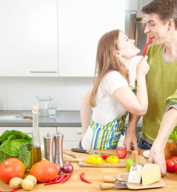 Mutlu genç mutfak birlikte sağlıklı gıda hazırlama çift. Sağlıklı gıda kavramı