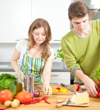Mutlu genç mutfak birlikte sağlıklı gıda hazırlama çift. Sağlıklı gıda kavramı