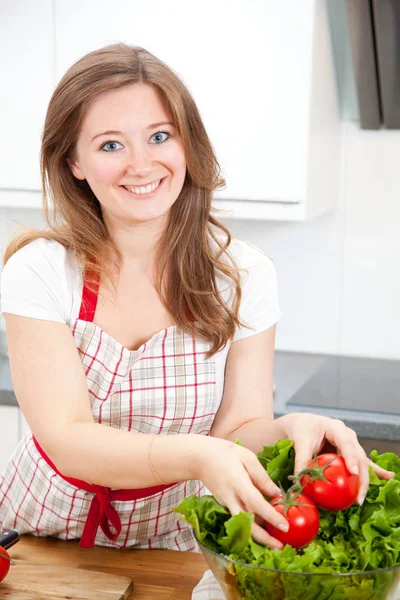 Bela Jovem Feliz Preparando Comida Saudável Com Legumes Sorrindo Para — Fotografia de Stock