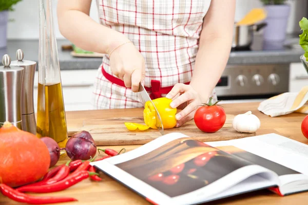 Schnittwunden Junger Frau Schürze Beim Gemüseschneiden — Stockfoto